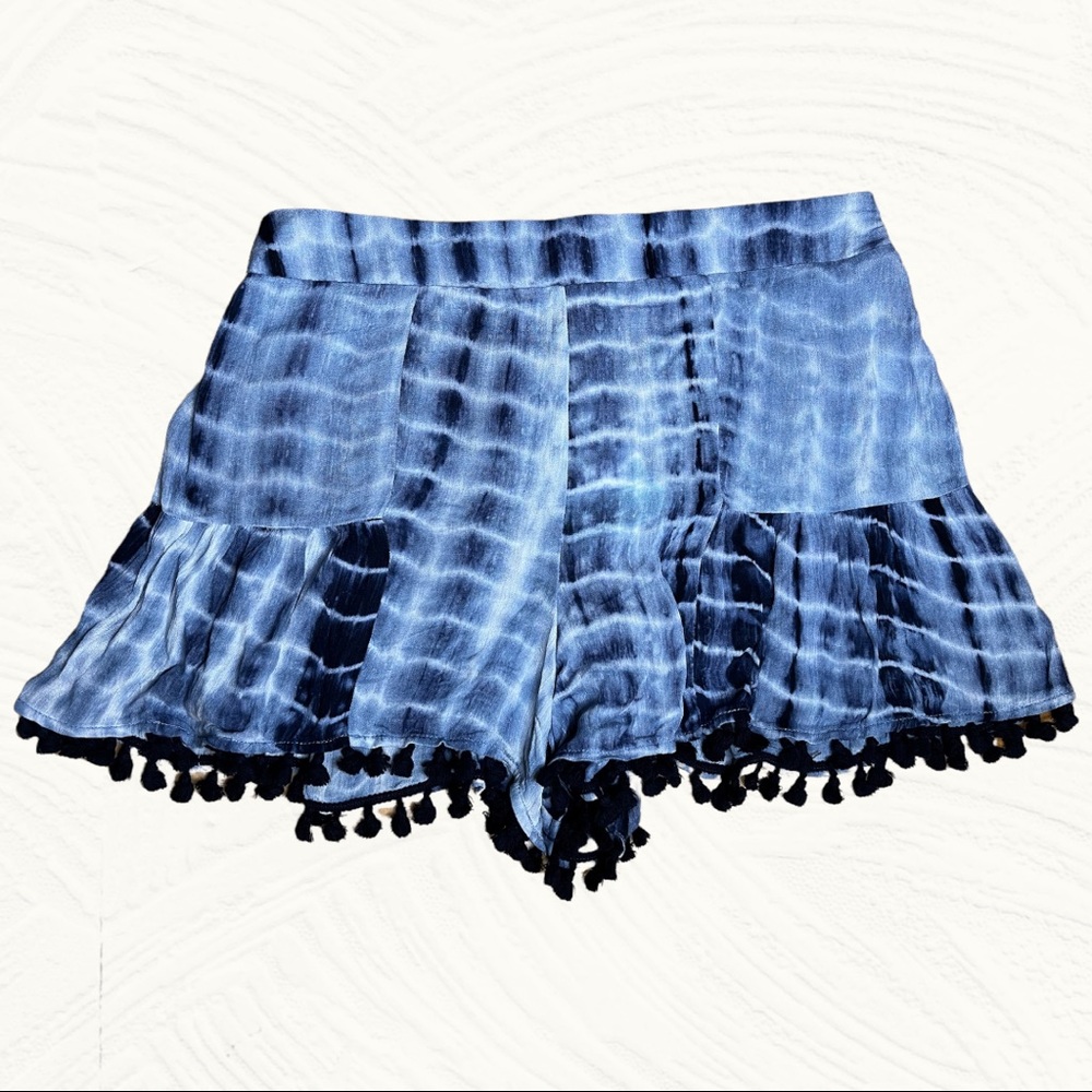 🛥 Umgee, Blue Tie Dye Shorts, Umgee Brand, Tassel Fringe, size Large, NWT